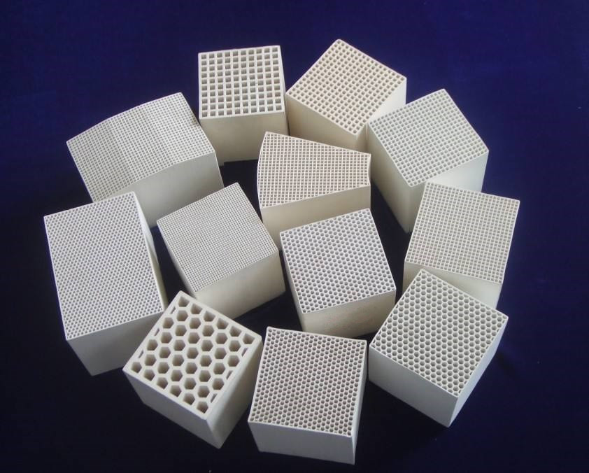 Ceramic heat accumulation substrate
